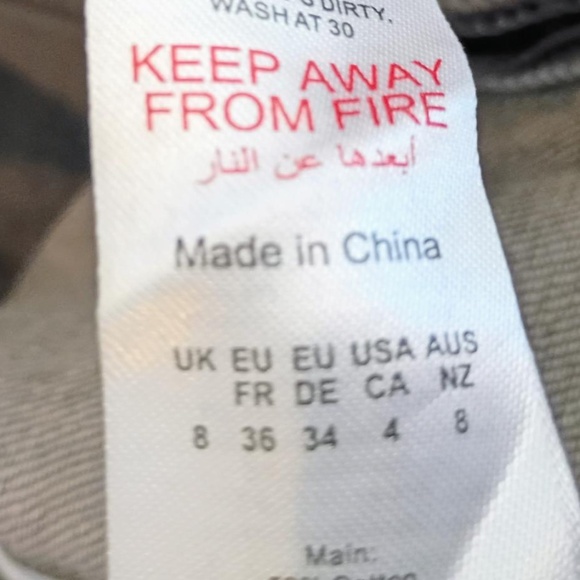 💋 FRAYED JEANS *NEW w/Tags Size 4 - Picture 7 of 8